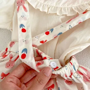Abito a bretelle neonata con stampa floreale di conigli e colletto arricciato