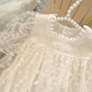 Pagliaccetto neonata beige in pizzo con ricami floreali e maniche a palloncino