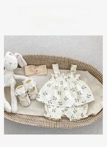 Completo neonata con top floreale, pantaloncini a palloncino, fascia e scarpe di pizzo