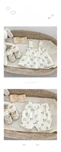Dettaglio completo completo neonata floreale con top a spalline e pantaloncini a sbuffo