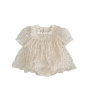 Body in pizzo per neonata con ricami floreali e maniche a sbuffo color albicocca