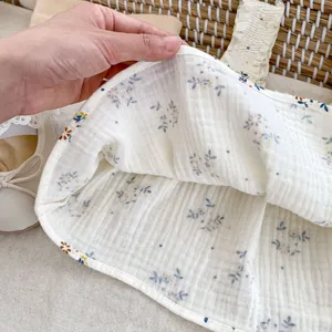 Dettaglio del tessuto in mussola di cotone traspirante con motivi floreali delicati