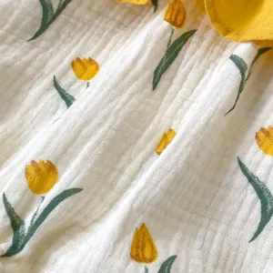Barboteuse bébé en coton avec imprimé tulipes jaunes et texture gaze de coton respirante