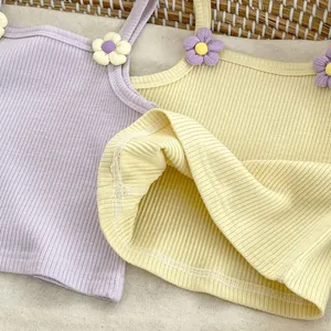 Detalle de camiseta de tirantes de algodón para bebé con flores 3D y costuras finas