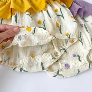 Détail des boutons-pression à l'entrejambe et imprimé tulipe sur le body bébé