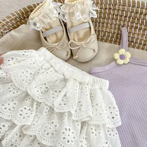 Primer plano de pantalones de encaje, zapatos de princesa y top de flores para bebé