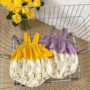 Détail de barboteuses bébé à volants avec imprimé tulipes dans un panier