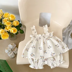 Completo in cotone floreale per neonata con top a balze e pantaloncini a sbuffo
