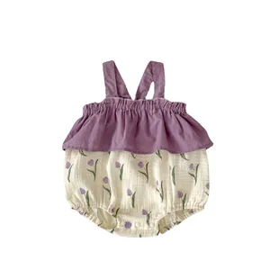 Barboteuse bébé fille sans manches avec imprimés tulipes mauves et volants élégants