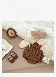 Détail de l'ensemble barboteuse à carreaux vintage pour bébé en pur coton de classe A