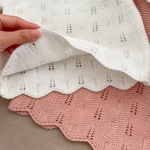 Gebreide babyset voor meisjes in wit en roze met geschulpte kanten randen en patronen