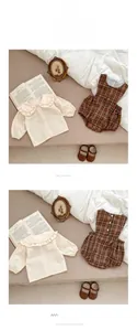 Détails de l'ensemble barboteuse à carreaux rétro et chemise beige à col volanté