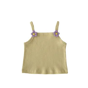 Camiseta de tirantes de punto acanalado amarillo con flores de ganchillo para niñas
