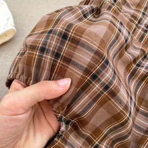Ensemble barboteuse à carreaux rétro pour bébé avec détail de taille élastique marron