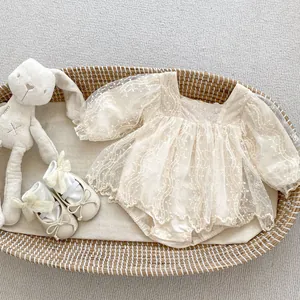 Set pagliaccetto neonata in pizzo crema con ricami floreali e scarpe coordinate nel cesto