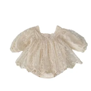 Pagliaccetto neonata beige a maniche lunghe con ricami floreali e gonna in tulle leggera