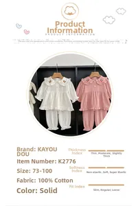 Détail d'un ensemble bébé 100% coton avec broderie cerise et col à volants doux