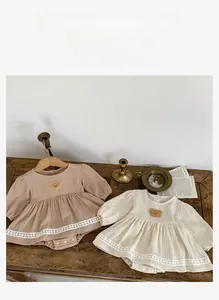 Details von Baby-Baumwoll-Stramplern mit Bärenstickerei und feinen Spitzenkanten