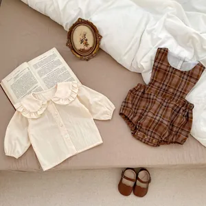 Ensemble barboteuse à carreaux pour bébé avec chemise à col volanté et chaussures