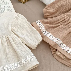 Detailansicht des Baby-Stramplers mit Doppel-Musselin und zartem Spitzenbesatz