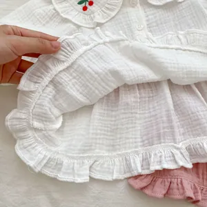 Ensemble bébé en gaze de coton avec broderie cerise et col à volants blanc cassé