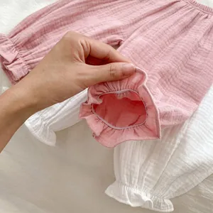 Détail du tissu en mousseline de coton et des ourlets élastiques à volants pour bébé