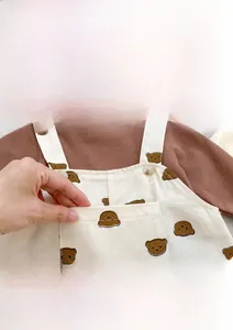 Detail eines Baby-Sets aus Baumwolle mit Bären-Prints und praktischer Vordertasche