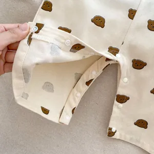 Detailaufnahme des Baby-Stramplers mit Druckknopfverschluss und süßen Bären-Mustern