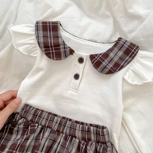 Detailansicht Babymädchen Set mit Peter-Pan-Kragen und braunem kariertem Faltenrock