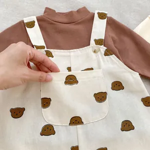 Baby Herbst-Set mit braunem Body und cremefarbener Latzhose mit Bärenmuster