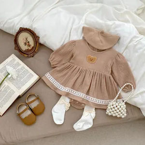 Flachbild-Detailansicht des khakifarbenen Baby-Strampler-Sets mit Bären-Patch und Spitze