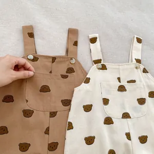 Detailansicht der Baby-Latzhose mit Bärenmuster, Baumwollstoff und großer Vordertasche
