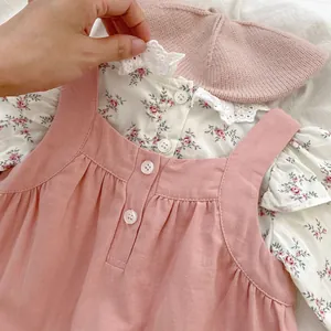 Dettaglio dell'abito con ricamo rosa con camicia a fiori e colletto in pizzo fine