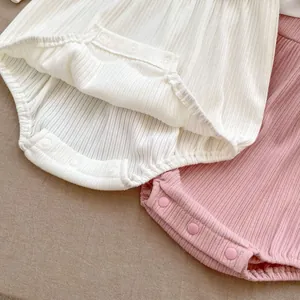 Detail der Druckknöpfe am Baby-Body aus Rippbaumwolle zum einfachen Windelwechseln