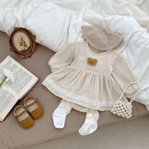 Flachbild von Baby-Mädchen-Set aus beiger Baumwollgaze mit Bärenstickerei und Spitze