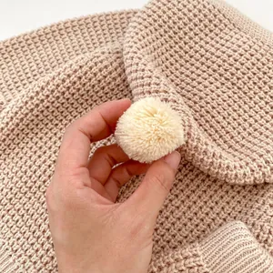Conjunto de cárdigan con capucha de punto de algodón beige y pompón para bebé