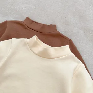 Details von Baby-Bodys mit Stehkragen in Braun und Creme aus gerippter Baumwolle