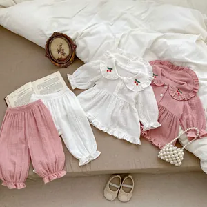 Ensemble pyjama bébé en coton avec broderie cerise, col à volants et pantalon élastique