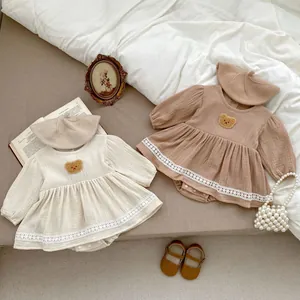 Baby Mädchen Langarm Strampler Kleid Baumwolle Doppel Gaze Herbst Neugeborenen Body Süße Bären Stickerei Spitze Prinzessin Jumpsuit Khaki Aprikose Kleinkind Kleidung