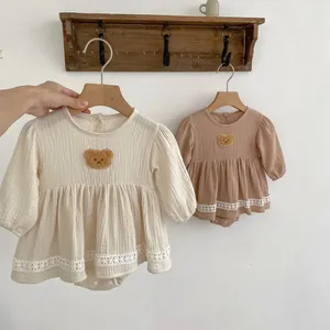 Baby Mädchen Langarm Romper aus Mullstoff mit Bärenbestickung und eleganter Spitzenkante