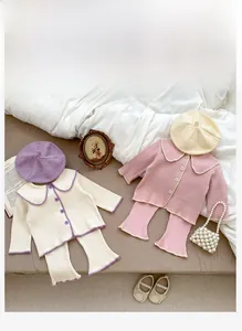 Detailansicht der gerippten Baumwoll-Loungewear-Sets für Mädchen mit Rüschenkragen und Knöpfen