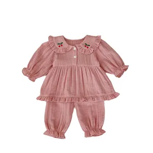 Ensemble pyjama bébé en mousseline de coton rose avec broderie cerise et volants