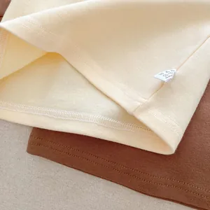 Detailansicht der Baby-Baumwolltops mit sauberem Saum und eingenähten Pflegeetiketten