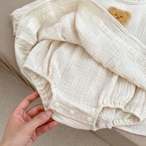 Süßer Baby Mädchen Langarm Body aus Baumwollmull mit Bärenstickerei und Druckknöpfen