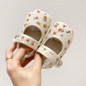 Gros plan sur les chaussures de marche bébé à fleurs avec fermeture velcro