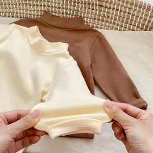 Detail der hochelastischen Rippbündchen und des Strickstoffs an Baby-Langarmshirts