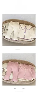 Detailaufnahme von Strickset für Kleinkinder mit bunten Wellenkanten und Bubikragen-Design