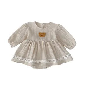 Beigefarbener Musselin-Baby-Strampler mit Bärenstickerei und Gänseblümchen-Spitze
