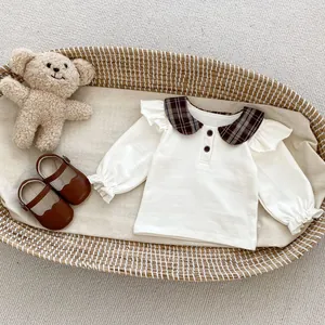 Detailansicht weißes Babyhemd mit kariertem Peter-Pan-Kragen und Rüschen an den Schultern