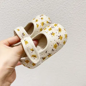 Détail des chaussures pour bébé à fleurs avec semelles souples et velcro
